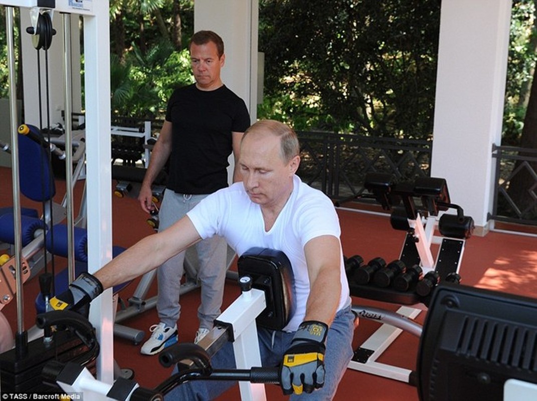 Tong thong Nga Putin hao hung tap gym cung Thu tuong Medvedev-Hinh-4